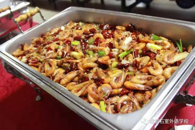 红油臭豆腐牛蛙，独特的美食碰撞，唤醒你的味蕾