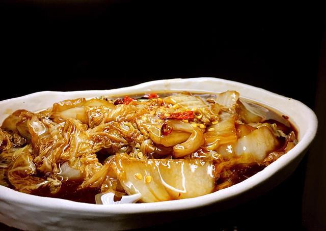 醋溜白菜油豆腐皮，家常美食中的美味与营养