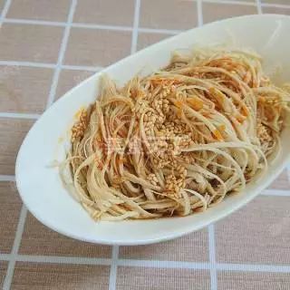 夏日清爽食谱，银鱼豆腐丝凉拌，鲜美口感唤醒味蕾