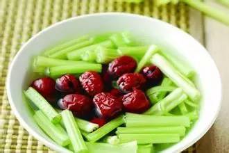 芹菜水煮干豆腐，家常美味，健康养生新选择
