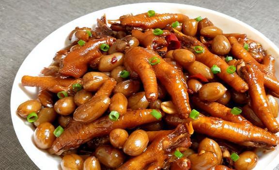 家常美食的魅力，鸡脚焖黄豆的美味与营养解析