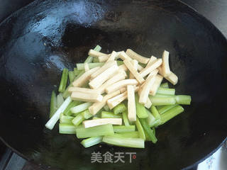 小芹菜千页豆腐，清爽美味，营养满分，家常做法大揭秘