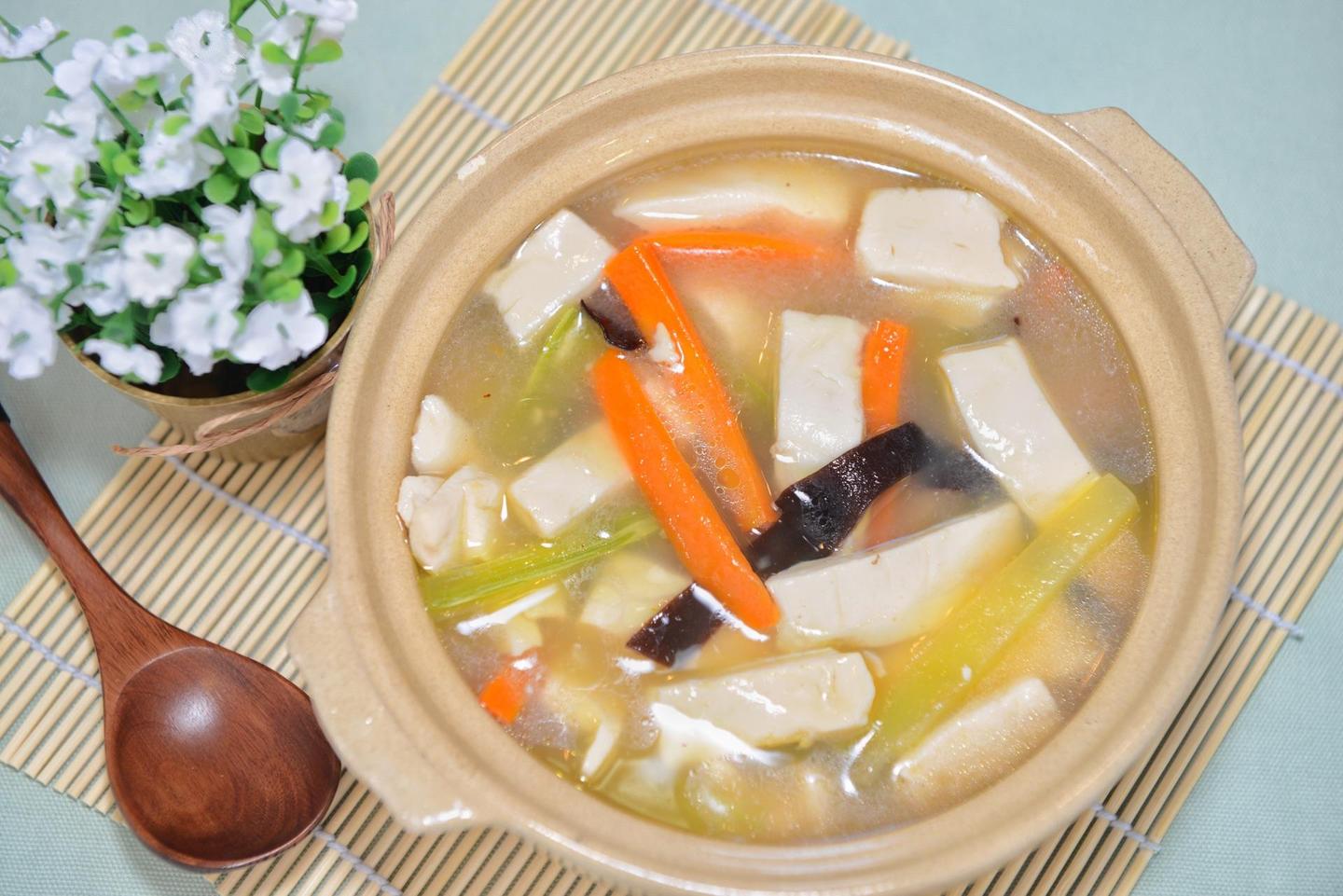 咸白菜炖淡豆腐，家常美食中的健康之道