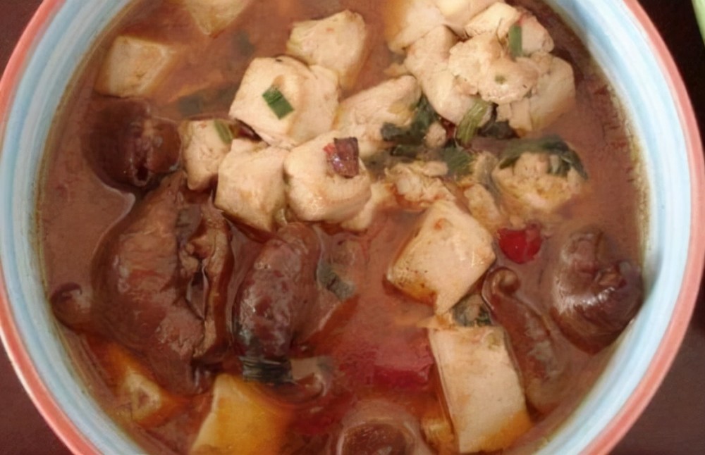 土豆豆腐肥肠的奇妙组合，家常美食新滋味