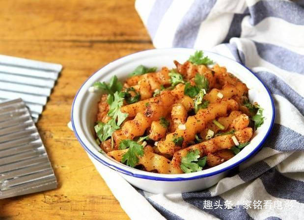 土豆豆腐肥肠的奇妙组合，家常美食新滋味