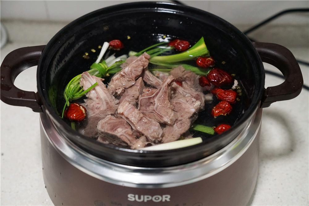 羊蝎子煲汤，滋补养生的美味佳肴