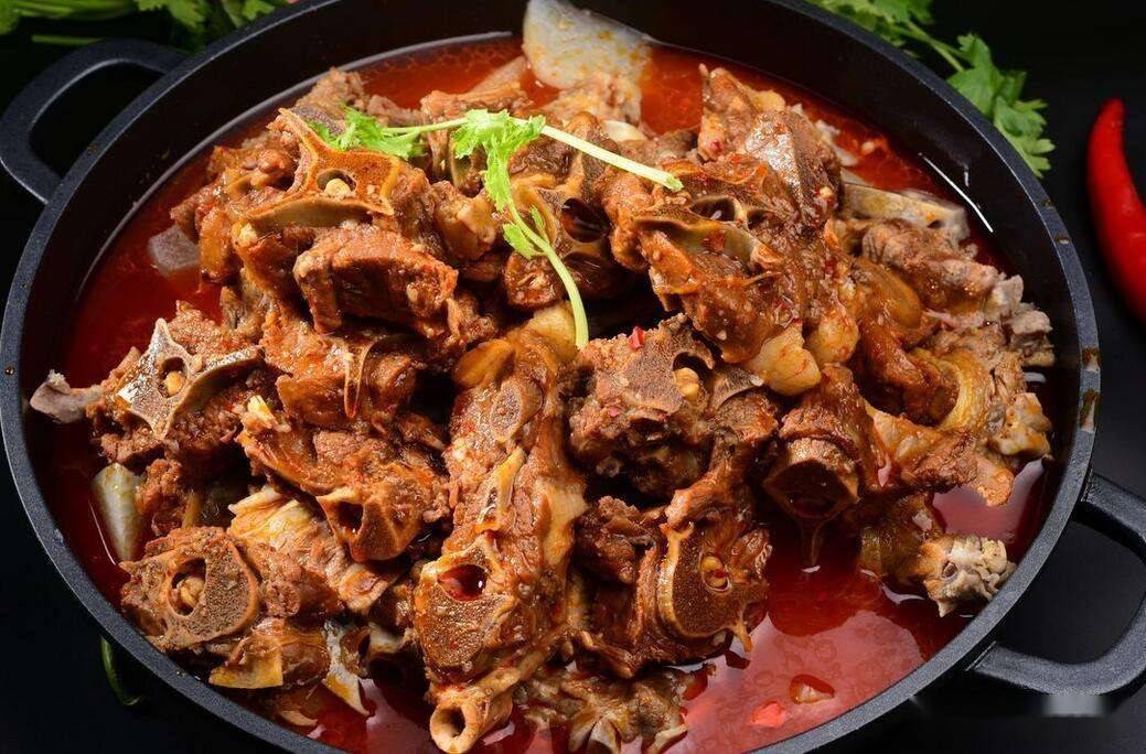 羊蝎子煲汤，滋补养生的美味佳肴