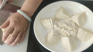 清爽夏日，拌包菜拌豆腐的美味与营养