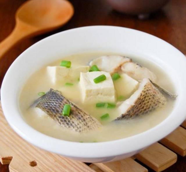 炖鱼汤豆腐，鲜美滋补的家居美食制作攻略