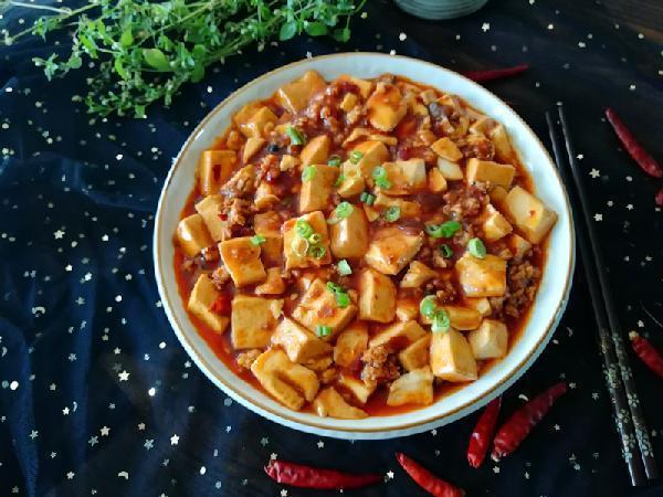 大肠豆腐鸡蛋的美食魅力，家常美味的三重奏