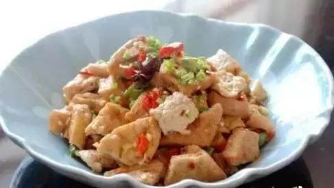 西红柿大葱炒豆腐，家常美食的鲜美搭配与营养解析