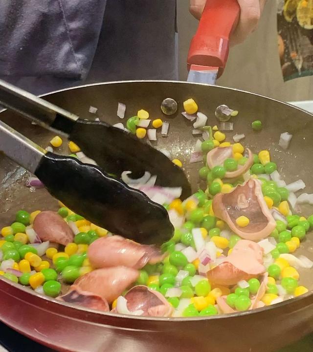 炒海螺面的魅力，海鲜与面食的完美融合