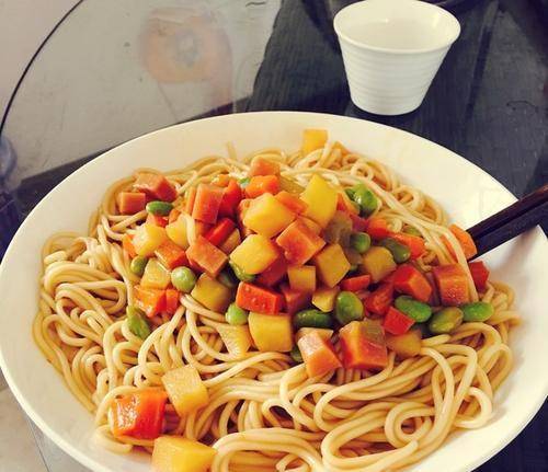 夏日清爽美食，豆腐黄瓜番茄面条的制作与养生功效