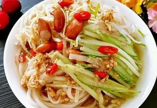 夏日清爽美食，豆腐黄瓜番茄面条的制作与养生功效
