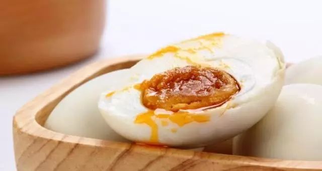咸鸭蛋白的神奇魅力，家常食材的健康奥秘