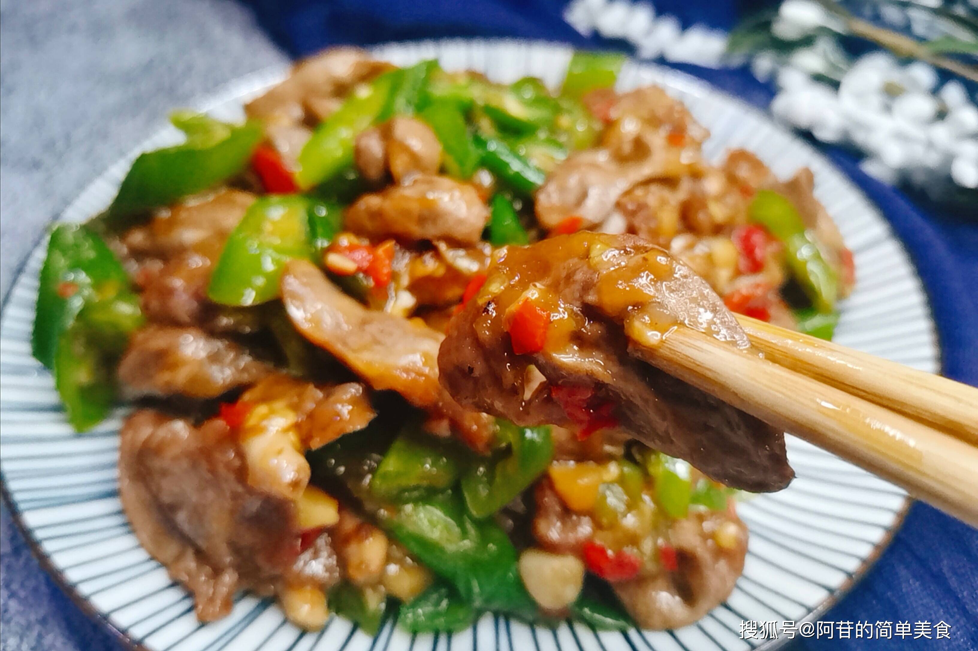 辣椒干焖鸭，香辣入骨的美味佳肴