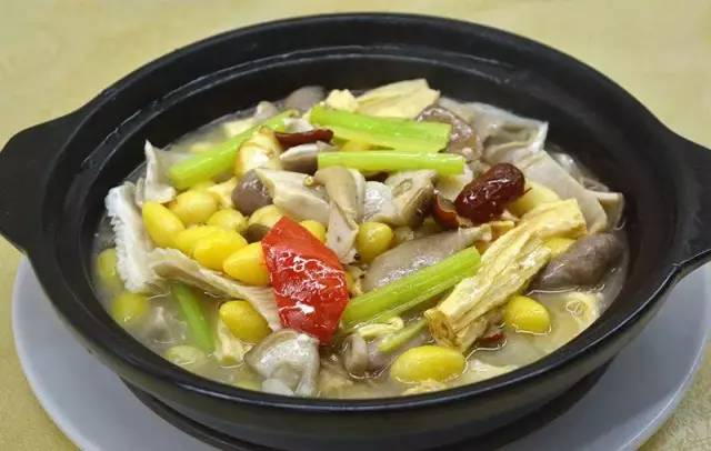 夏日养生佳品，猪肚煲鸡的做法与功效解析