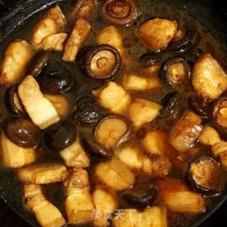 香菇焖肉帽子，醇香四溢的家常美食