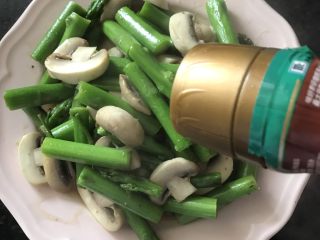 鲜草菇的神奇魅力，营养丰富，做法简单，健康美味一菇到位