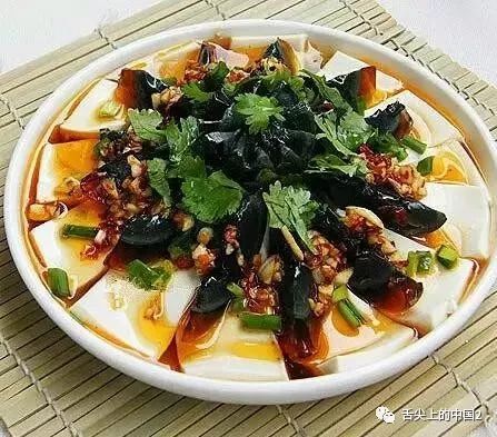 皮蛋拌嫩豆腐，家常美食中的美味与营养