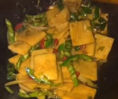 葱花炒千叶豆腐，家常美食中的美味与营养