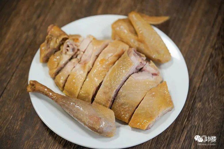 传统美食的魅力，详解带皮鸭脚的制作与营养功效