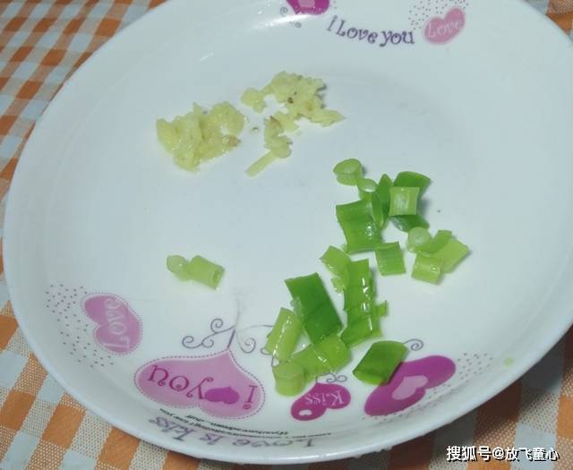 鸡蛋裹拉皮做法
