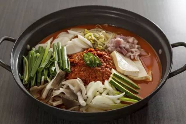 杂烩汤火锅豆腐，温暖冬日里的美味佳肴