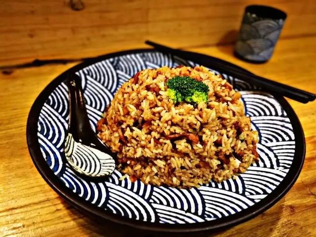 黑胡椒酱炒饭，香辣醇厚，唤醒味蕾的美食之旅
