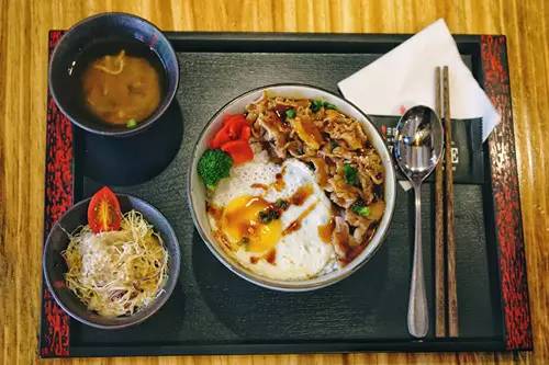 日式风味料理——日本豆腐番茄烩饭的美味与营养