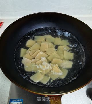 猪皮炖魔芋豆腐，滋补养颜的美味佳肴