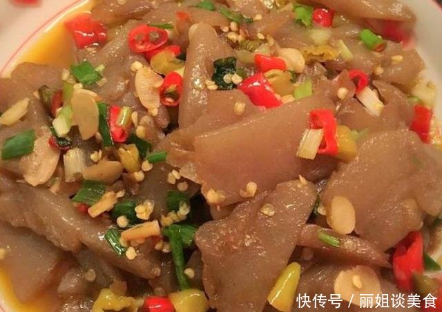 猪皮炖魔芋豆腐，滋补养颜的美味佳肴