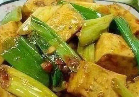 家常美食的魅力，大葱烧豆腐包的做法与营养解析
