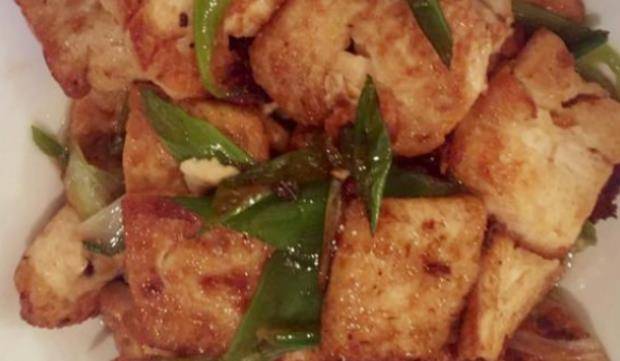 家常美食的魅力，大葱烧豆腐包的做法与营养解析