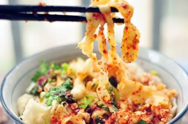 油泼面家常做法揭秘，一碗面的传承与美味