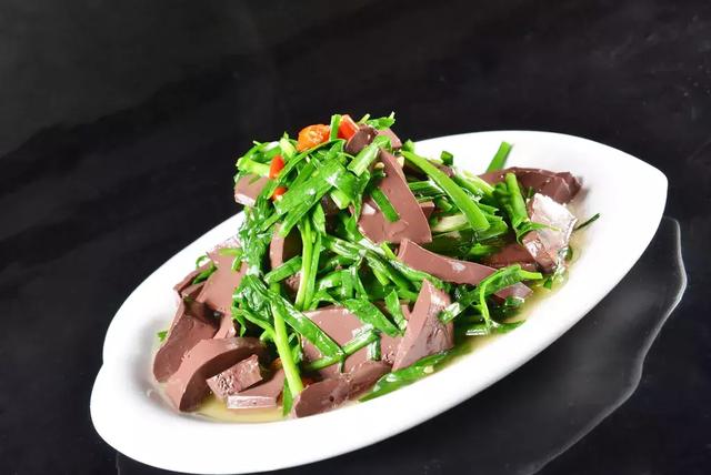 韭菜炒鸭血，家常美食的养生之道