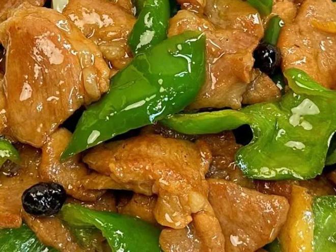 红烧青椒豆腐泡，家常美食的味蕾探险之旅