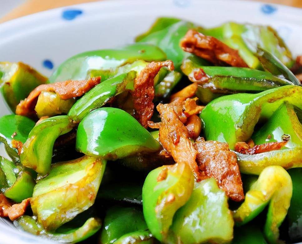 红烧青椒豆腐泡，家常美食的味蕾探险之旅
