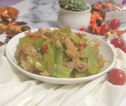 明笋炒鱼的做法