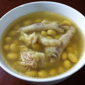 鸡爪炖黄豆汤的做法