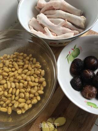 鸡爪炖黄豆汤的做法