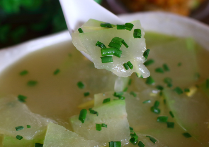 墨鱼白豆腐汤，一碗鲜美滋补的海洋佳肴