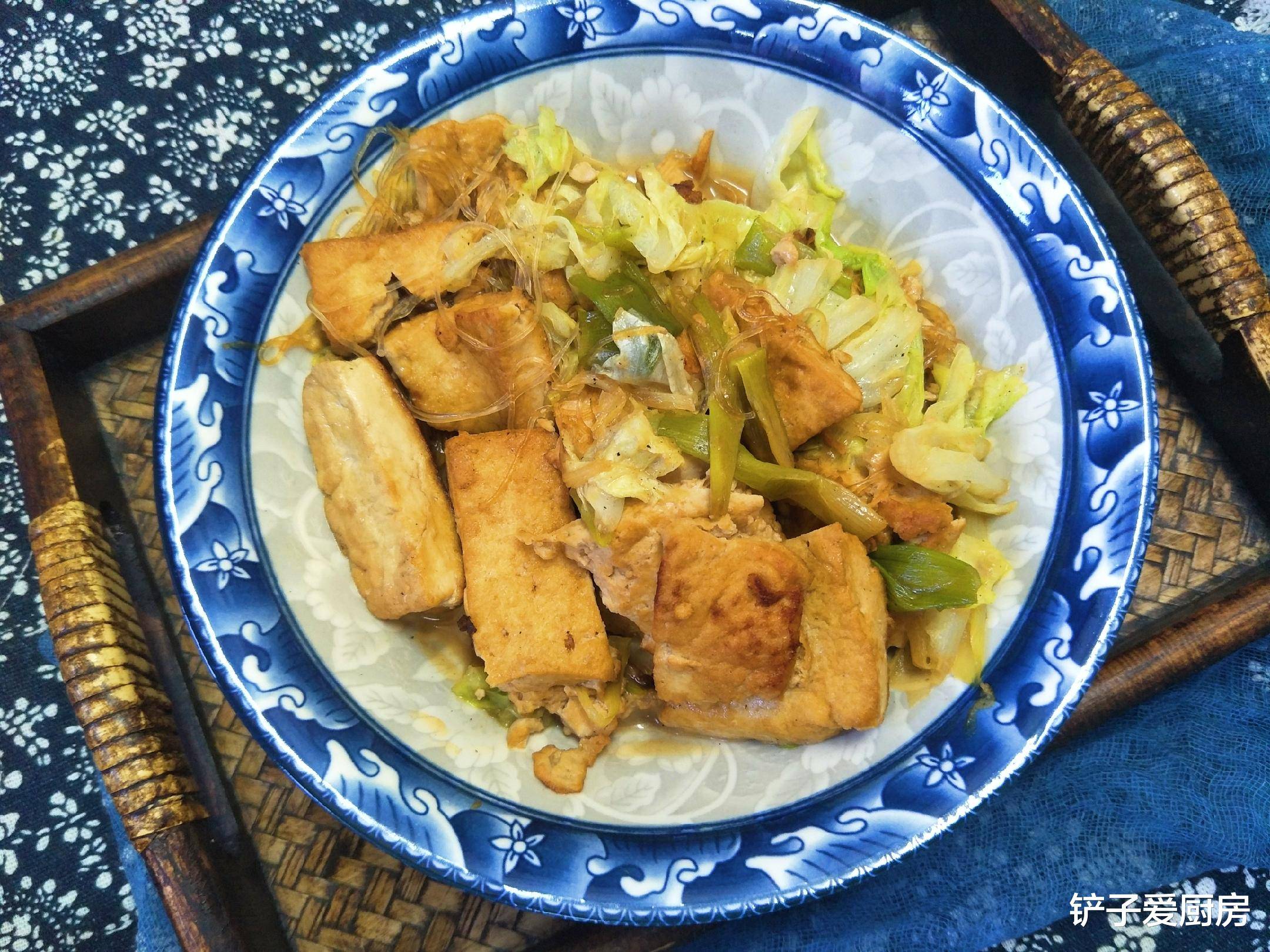油炸豆腐配白菜，家常美食的惊艳组合