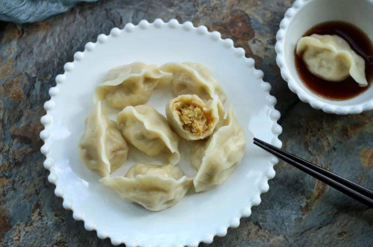 豆腐白菜包饺子，家常美食的温暖滋味