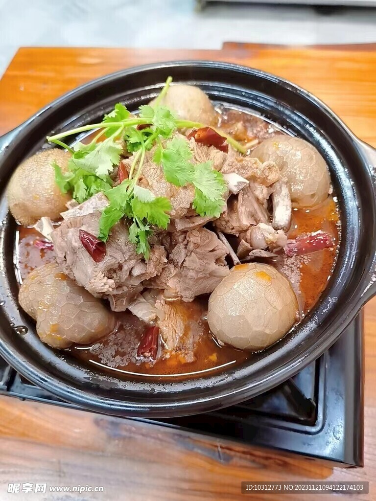 砂锅羊肉卷豆腐煲，暖身滋补的美味佳肴