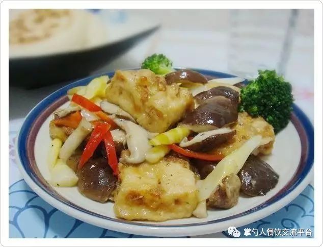 家常美食，毛菇豆腐白菜的养生之道