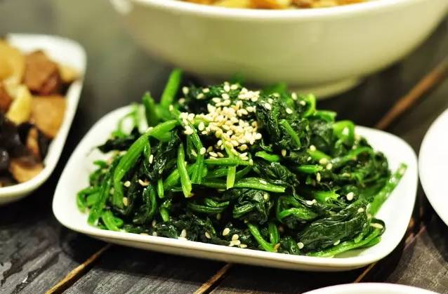 豆腐丝搭配菠菜，美味素食的养生之道