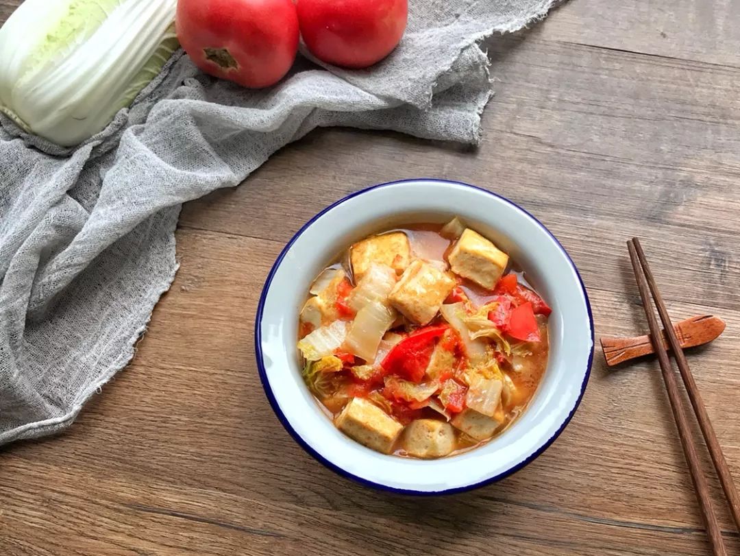 豆腐白菜煮番茄，家常美食的温暖魅力