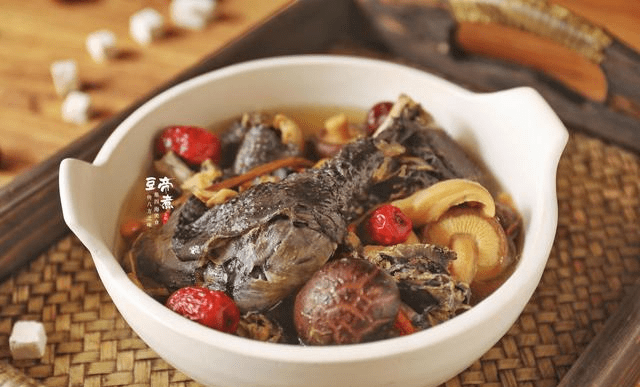 探寻泰宁特色美食，泰宁乌鸡炖汤，滋补养生的美味佳肴
