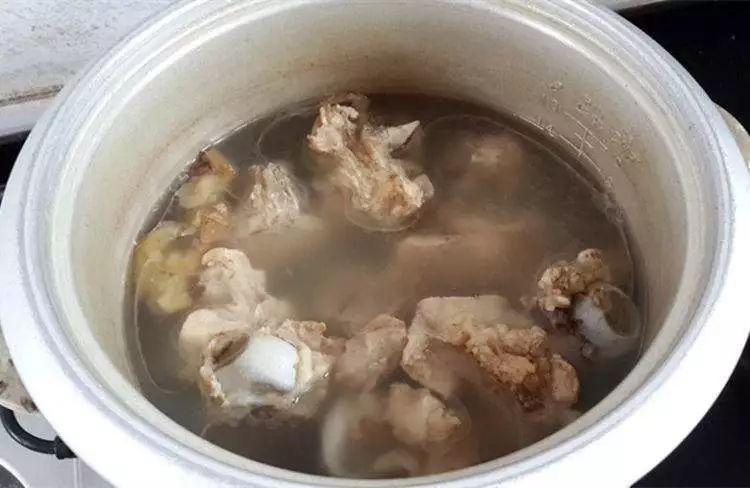滋养身心，菜干煲猪骨汤的温暖魅力